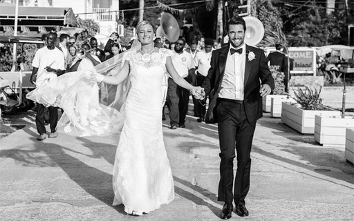 Emily Vancamp e Josh Bowman se casam nas Bahamas