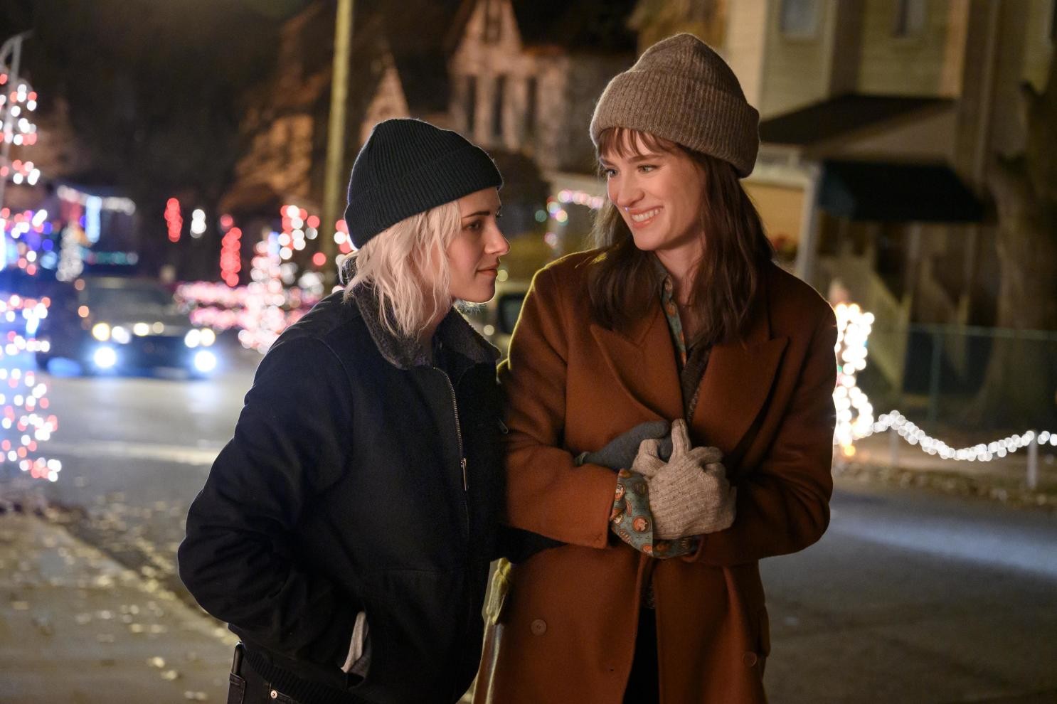 Kristen Stewart e Mackenzie Davis em Happiest Season (2020) (Foto: Divulgação)