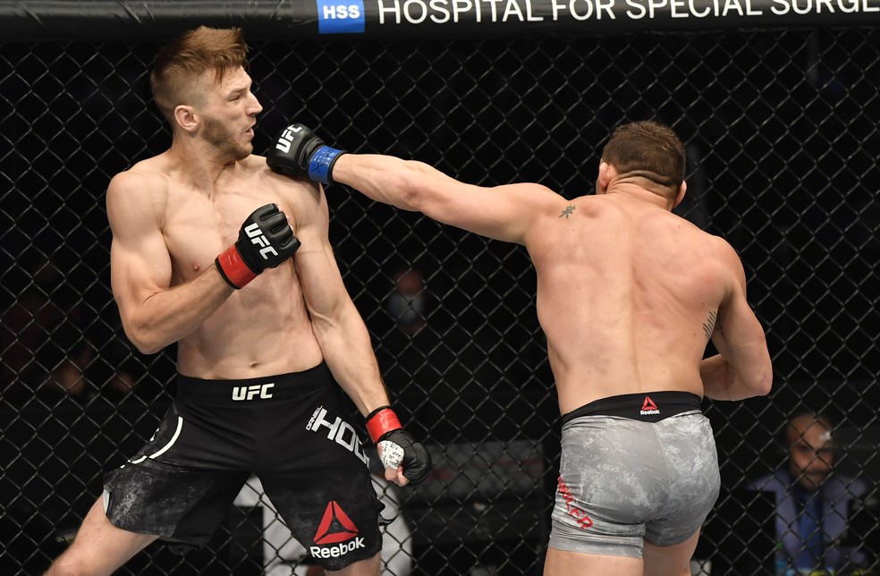 Michael Chandler (dir.) nocauteou Dan Hooker (esq.) no UFC 257, em janeiro — Foto: Getty Images