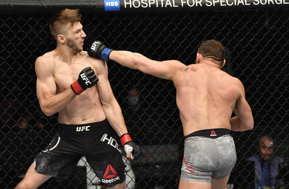 Michael Chandler nocauteou Dan Hooker no primeiro round em sua estreia no UFC 257 — Foto: Getty Images