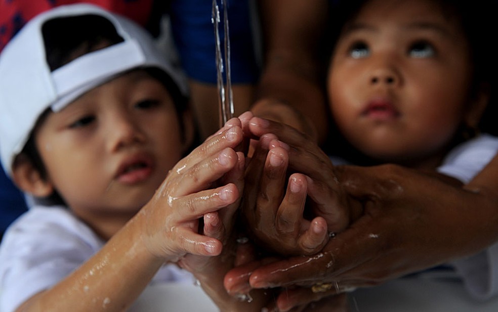 Crianças aprendem a lavar as mãos da maneira correta em escola de Manila, nas Filipinas, em preparação ao 5º Dia Mundial do Lavar as Mãos — Foto: Noel Celis/AFP