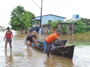 Moradores utilizam barco para atravessar a cidade (Foto: Abinoan Santiago/G1)