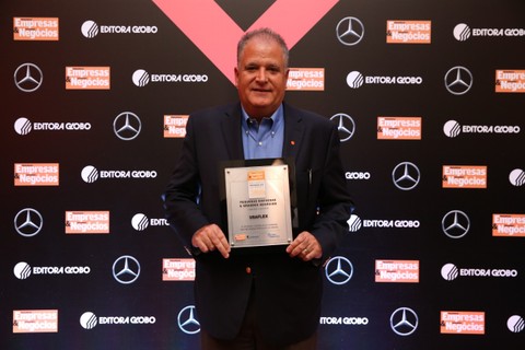 Sergio Bocayuva, da Usaflex, posa com troféu