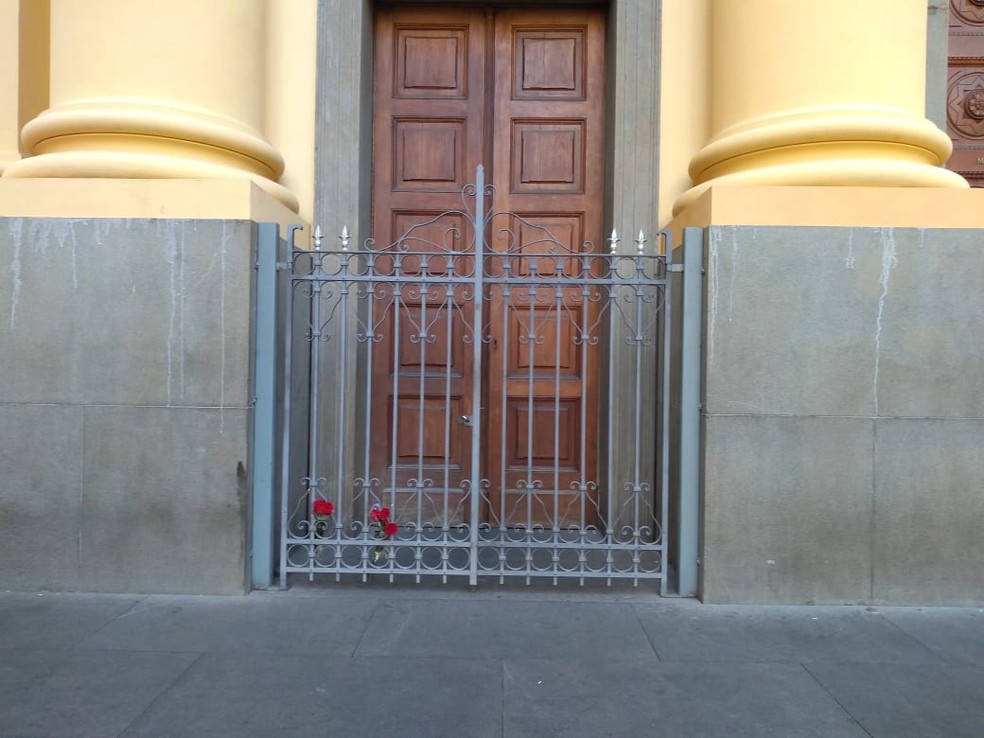 Rosas foram colocadas ao lado da Catedral de Campinas — Foto: Lilian Bogaz