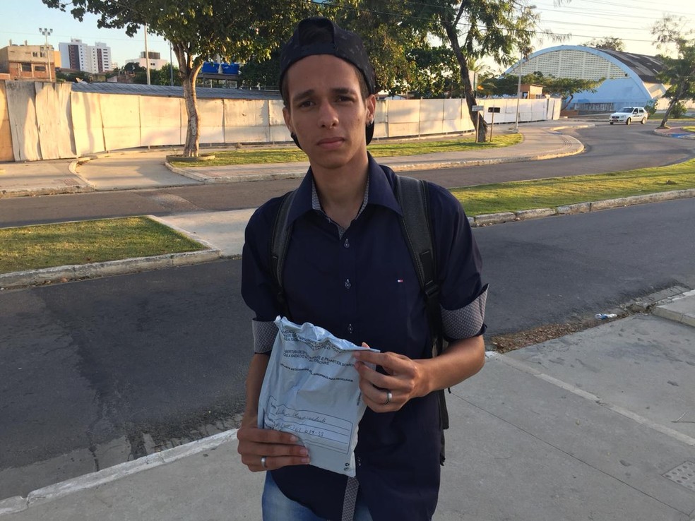 O estudante Julio Cesar achou o tema da redação atual — Foto: George Arroxelas/G1