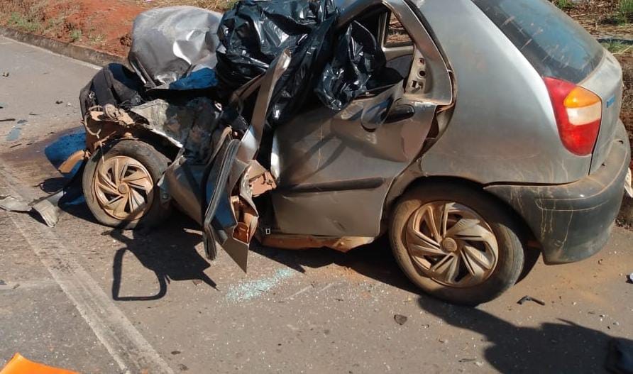 Motorista de carro morre em acidente com caminhão na BR-262, em Bom Despacho   