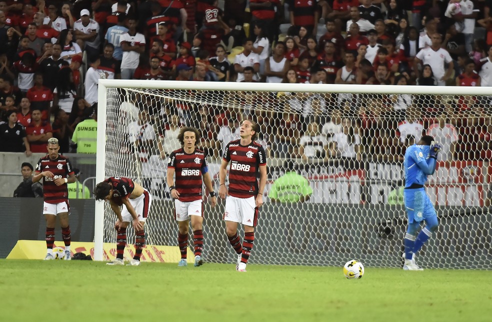 Jogadores do Flamengo lamentam após gol do Fortaleza — Foto: André Durão