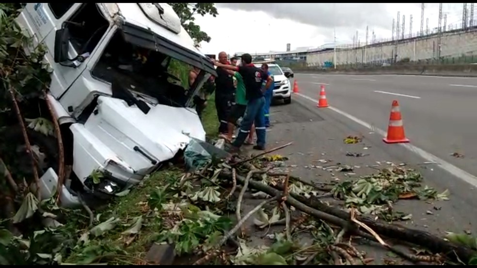 Motorista de caminhão perde controle da direção e cai em ribanceira em Salvador — Foto: Luan Fagundes/TV Bahia