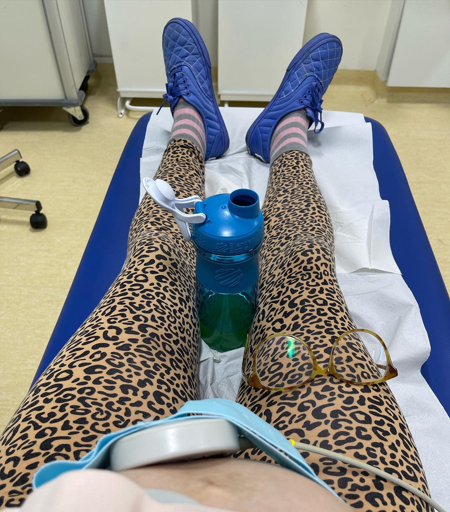 Jessie compartilhou uma foto em uma cama de hospital (Foto: Reprodução/Instagram)