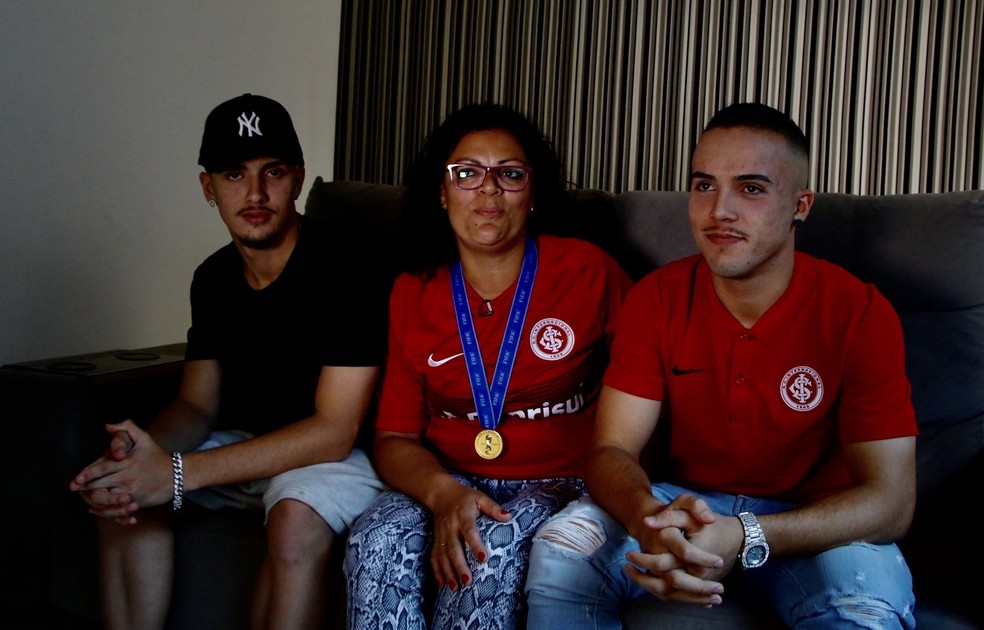 João Peglow, a mãe Lea e o irmão Eduardo — Foto: Tomás Hammes/GloboEsporte.com