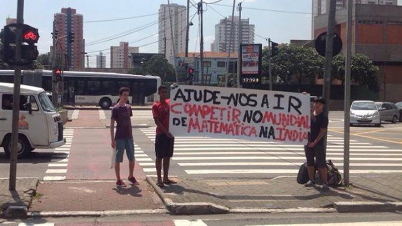 Os alunos se mobilizaram pela internet e pessoalmente. Nos últimos dias, têm se reunido para pedir contribuições nos faróis do bairro Tatuapé, em São Paulo (Foto: Reprodução/Facebook)