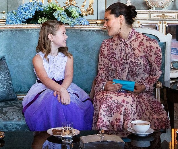 Emilia com a princesa Victoria (Foto: Reprodução/Daily Mail)