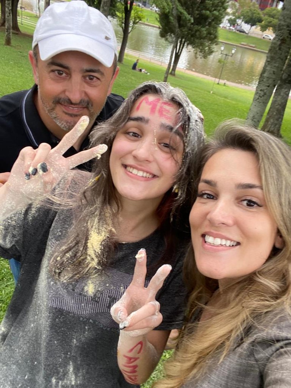 Pais de Giulia realizaram trote com a aluna para celebrar a aprovação — Foto: Maybi Brogliatto Moreira/arquivo pessoal