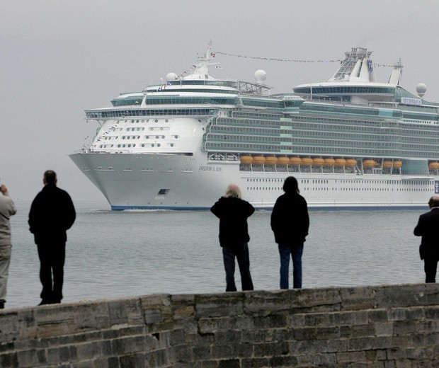 The world's largest cruise ship the Freedom of the Seas arrives off Calshot Castle in Southampton Water.   (Photo by Tim Ockenden - PA Images/PA Images via Getty Images) (Foto: PA Images via Getty Images)