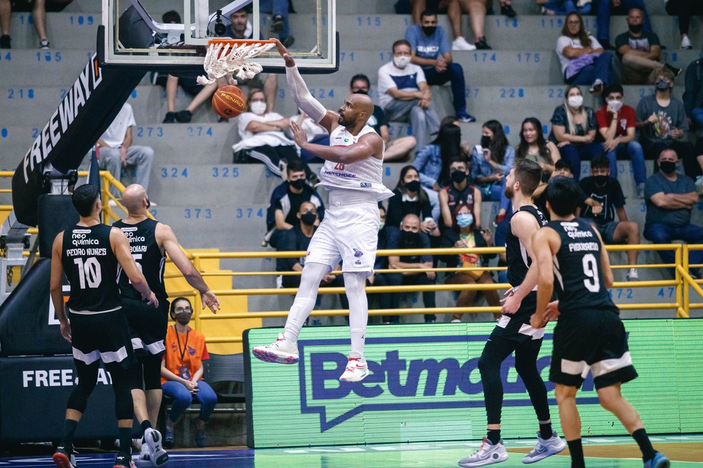 Franca domina Corinthians e vence sétima seguida no NBB