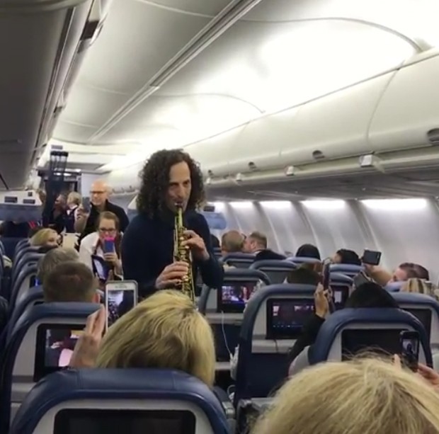 Kenny G faz pocket show beneficente durante voo (Foto: Reprodução/Instagram)