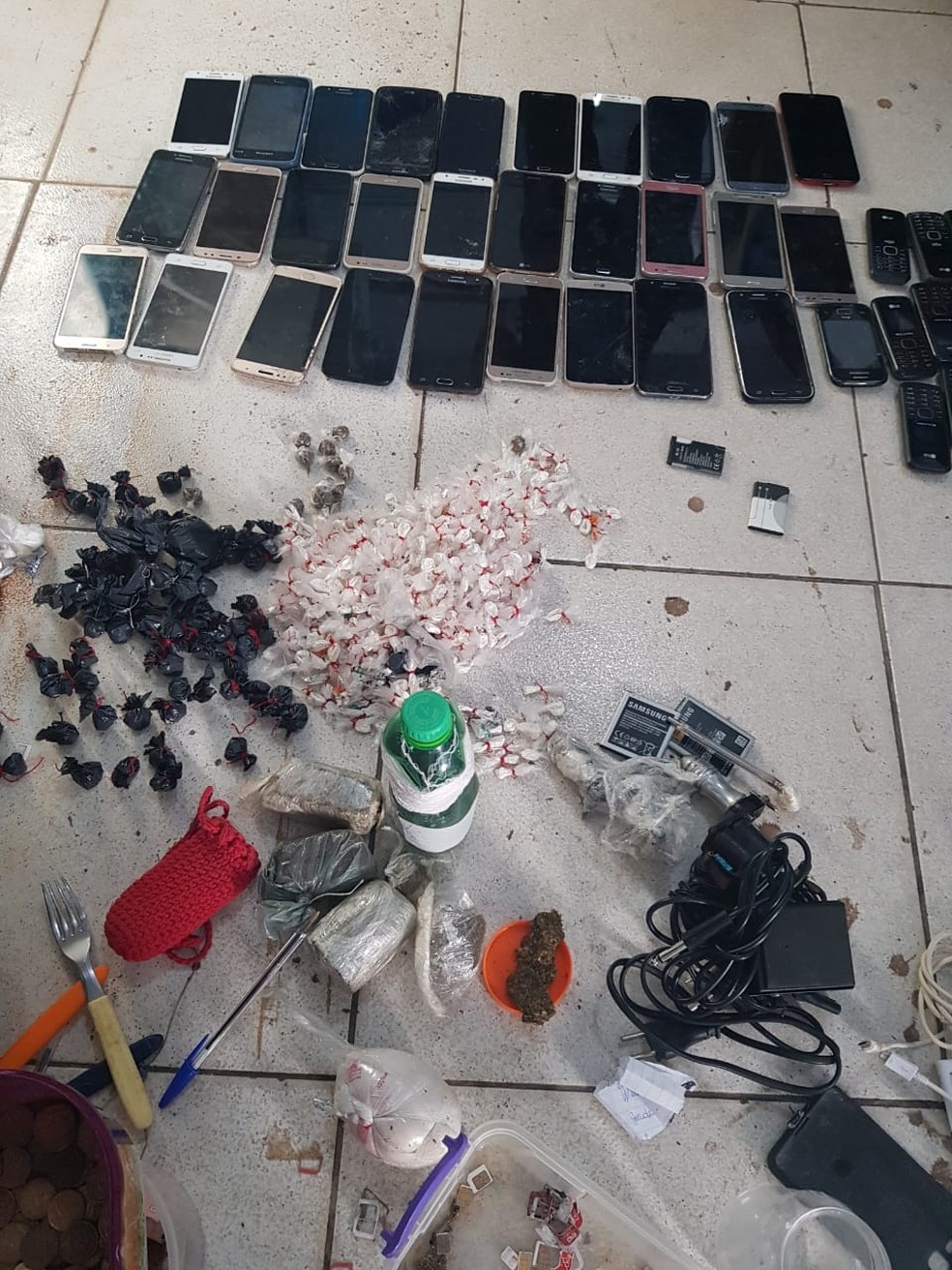 Agentes encontram 98 celulares em celas de detentos em CuiabÃ¡ (Foto: Sindspen-MT)