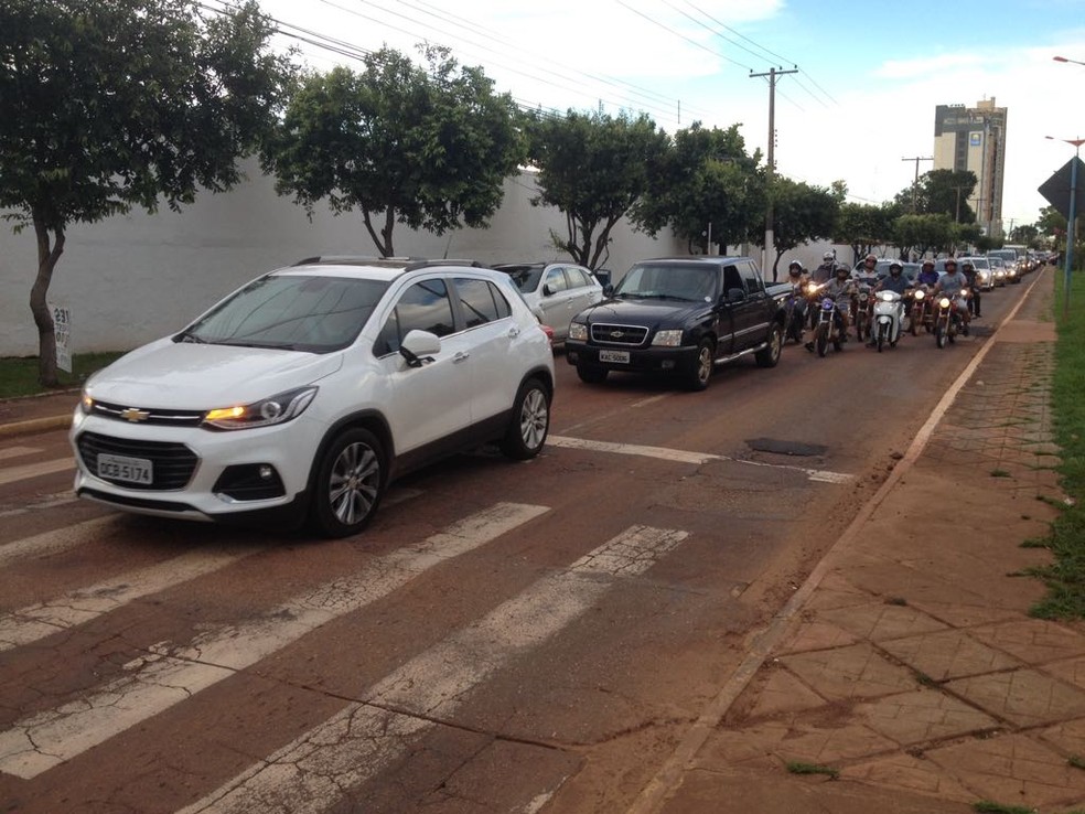 Carreata percorreu as principais ruas e avenidas de Rondonópolis, nesta segunda-feira (9) (Foto: Sirlei Alves/TVCA)