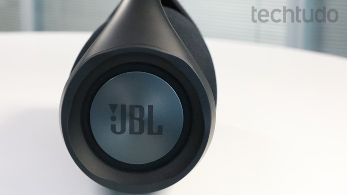 JBL Boombox tem subwoofers nas duas extremidades (Foto: Marlon Câmara/TechTudo) JBL Boombox tem subwoofers nas duas extremidades (Foto: Marlon Câmara/TechTudo)