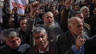 Apoiadores palestinos da Jihad Islâmica realizam uma manifestação em Khan Yunis, no sul da Faixa de Gaza, em apoio ao campo de Jenin, na Cisjordânia, um dia após um ataque israelense no local. — Foto: SAID KHATIB / AFP