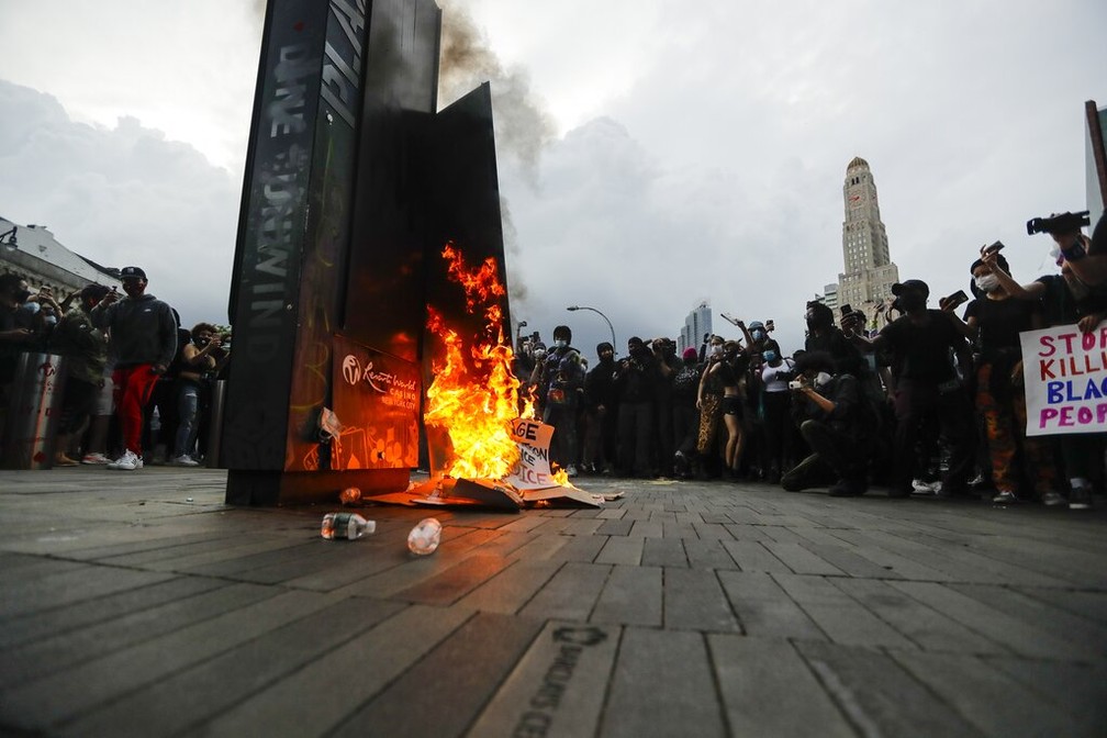 29 de maio – Manifestantes atearam fogo no Barclays Center, em Nova York, pela morte de George Floyd, um negro que estava sob custódia policial em Minneapolis — Foto: Frank Franklin II/AP