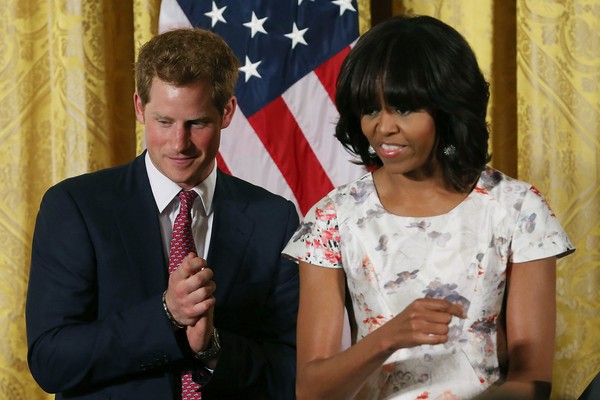 O Príncipe Harry com a ex-primeira dama dos EUA, Michelle Obama (Foto: Getty Images)