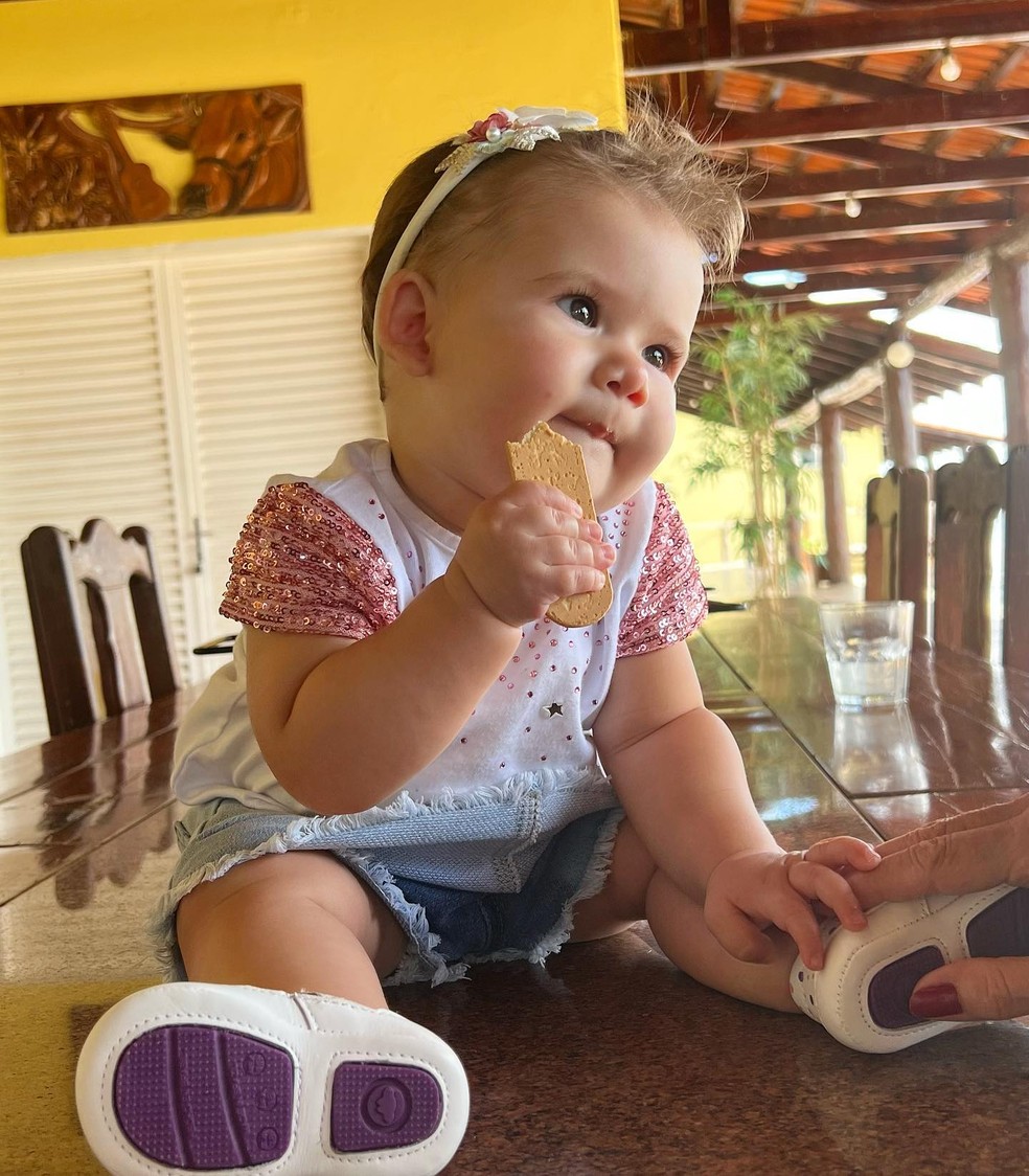 Maria Alice com sua bolachinha que causou polêmica — Foto: Reprodução  Instagram