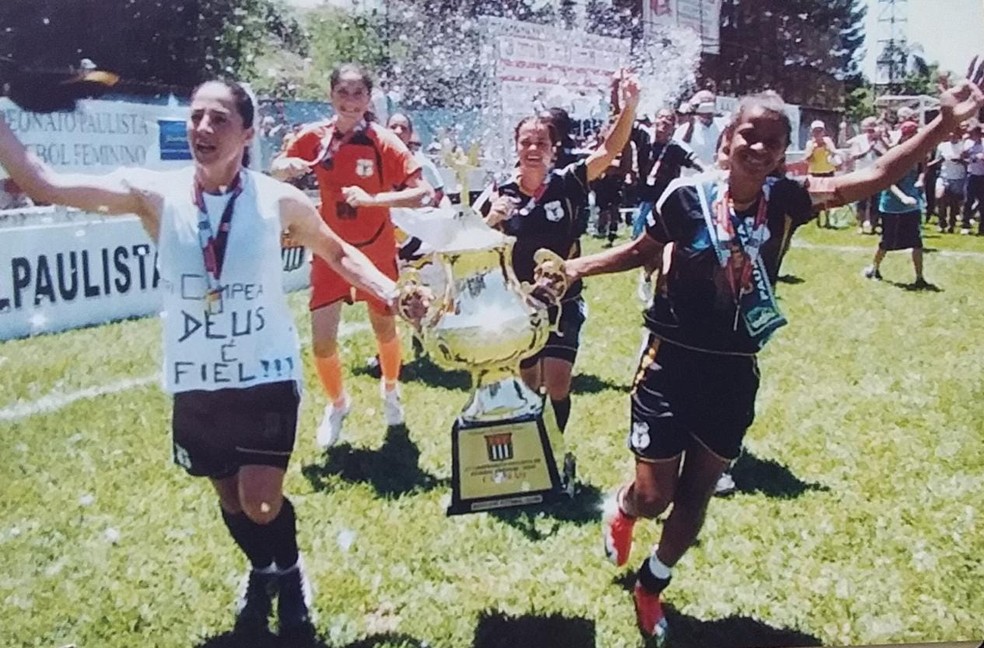 Maria Luiza (laranja) alcançou o título estadual com apenas 16 anos e sendo titular — Foto: Arquivo Pessoal