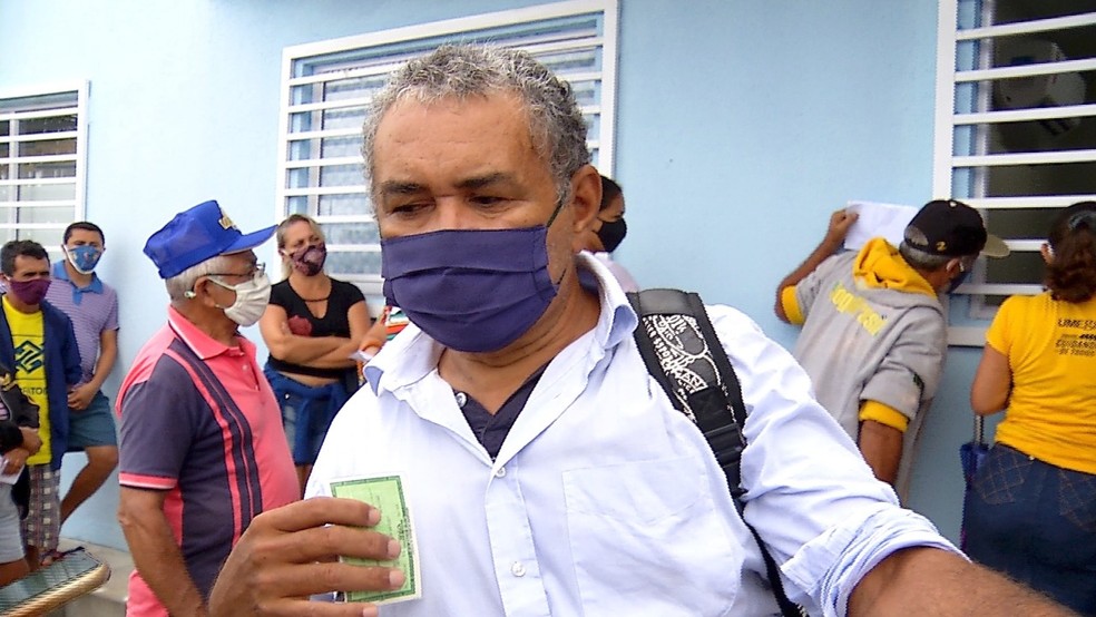 Servidor público Carlos Morais chegou à unidade de saúde no final da tarde de quinta (3) e foi o primeiro atendido nesta sexta-feira (4).  — Foto: Reprodução/Inter TV Cabugi