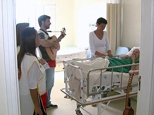 Músicos vão os quartos dos pacientes durante o trabalho feito no hospital (Foto: Rodrigo Sargaço/EPTV)