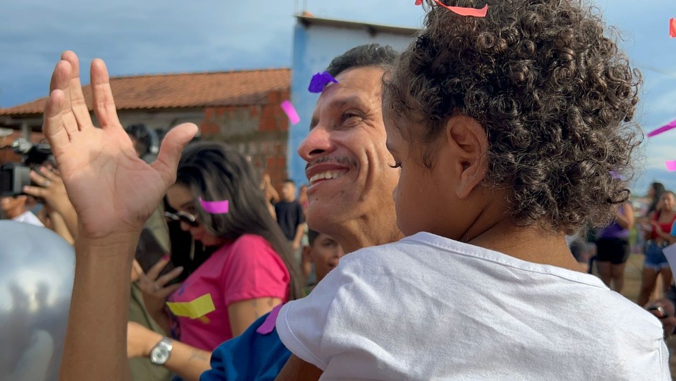 Francisco de Oliveira chorou ao ver a casa que agora vai morar com as quatro filhas — Foto: Thais Cistiny/Arquivo pessoal