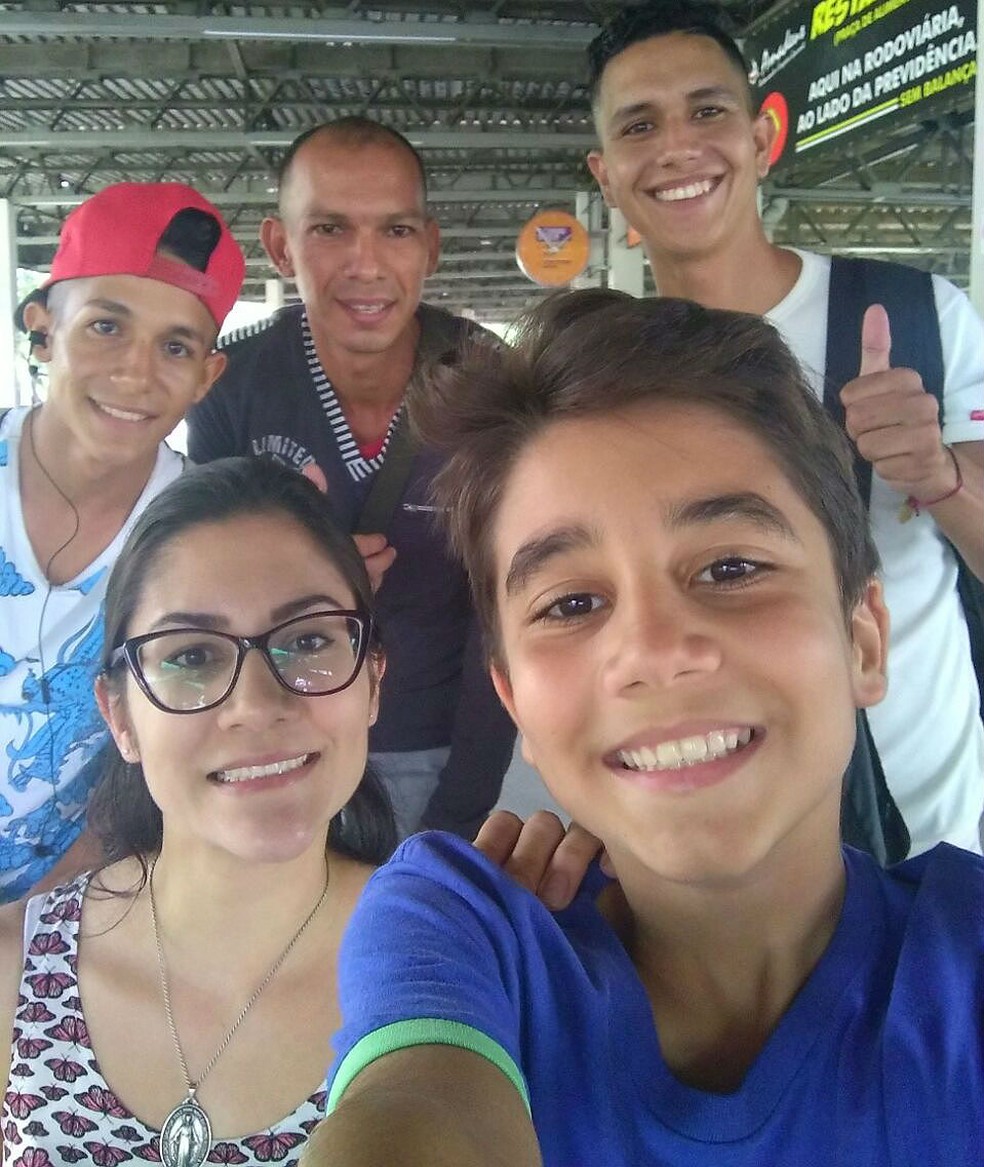 Selfie no Terminal Rodoviário marcou a recepção pelos integrantes da Aban a Anyel, Franklin e Brayan a Juiz de Fora — Foto: Camila de Paiva Riani/Arquivo Pessoal