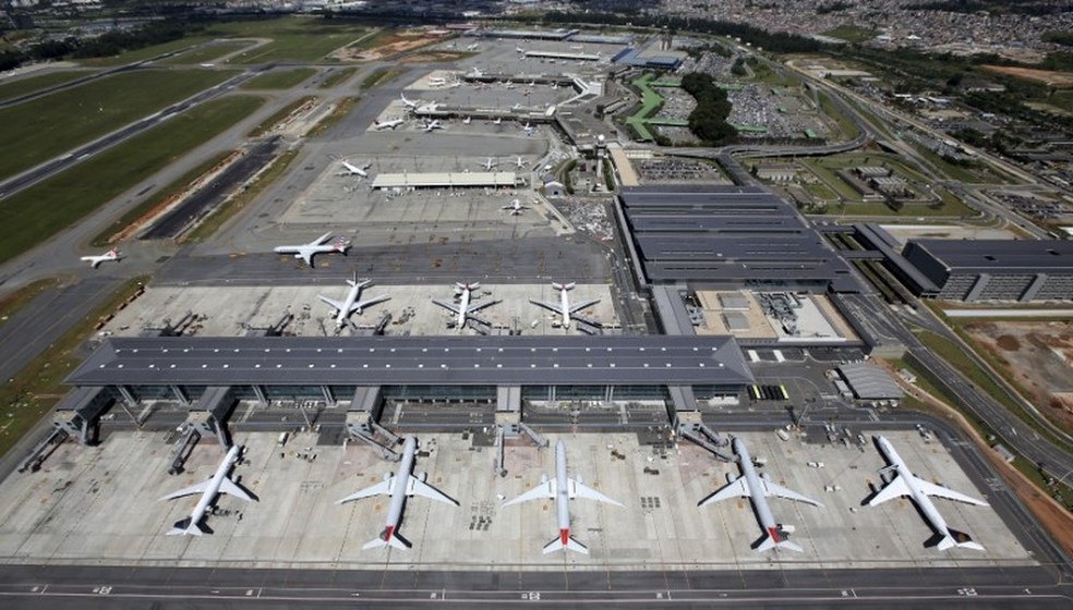 Aeronaves no Aeroporto Internacional de Guarulhos (SP) — Foto: Paulo Whitaker/Reuters