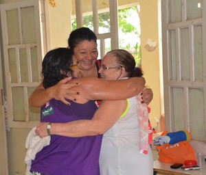 Grupo de Capoeira da Terceira Idade: terapia do abraço faz parte da atividade das idosas (Foto: Nathacha Albuquerque)