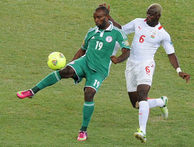 Sunday Mba e Djakaridja Kone, Nigéria x Burkina Faso (Foto: AFP)