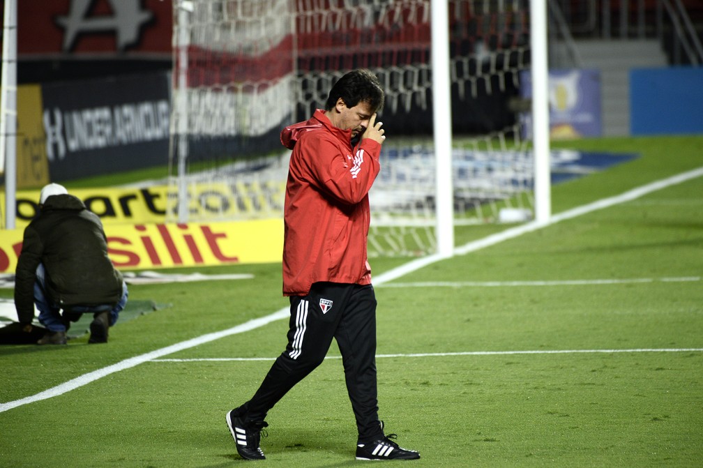 Fernando Diniz vai mudar time do São Paulo contra o Binacional — Foto: Marcos Ribolli