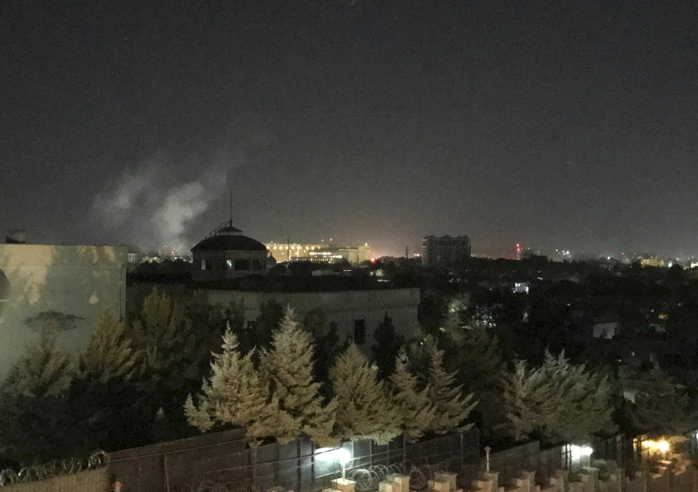 Nuvem de fumaÃ§a sobre Cabul apÃ³s explosÃ£o de projÃ©til na embaixada dos EUA no AfeganistÃ£o â€” Foto: Cara Anna/AP Photo