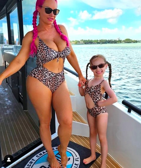 A atriz e modelo Coco Austin com a filha (Foto: Instagram)