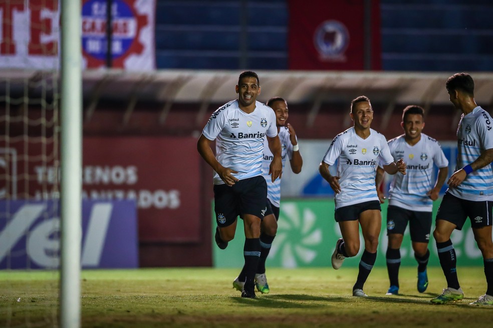 Diego Souza comemora gol pelo Grêmio diante do Caxias na semifinal do Gauchão — Foto: Lucas Uebel/DVG/Grêmio