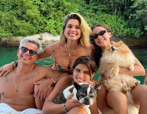 Flávia Alessandra com marido e filhas (Foto: Instagram)