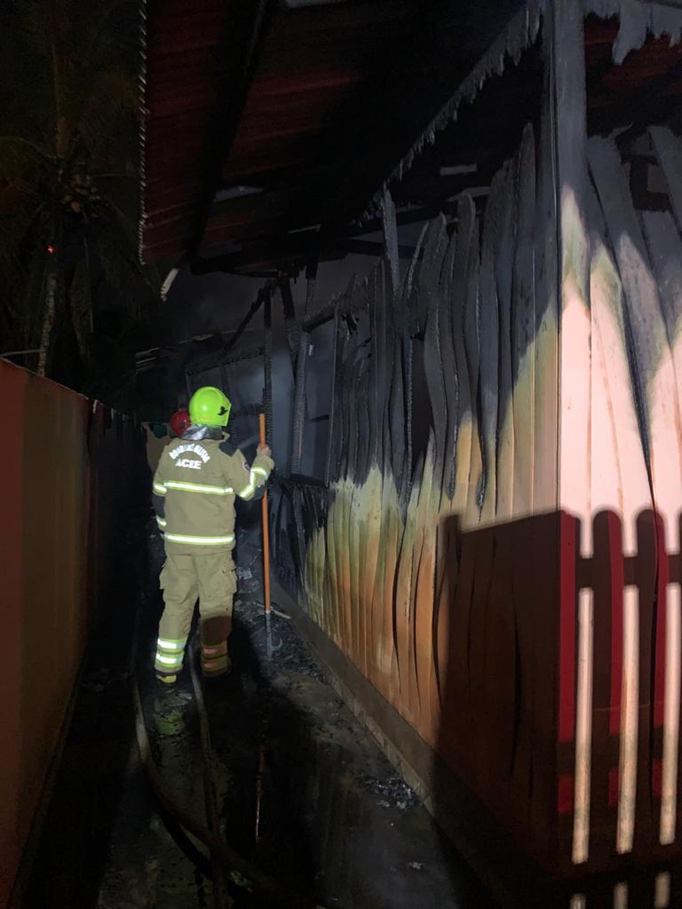 Após duas horas de combate, os bombeiros conseguiram controlar as chamas — Foto: Asscom/Corpo de Bombeiros do Acre