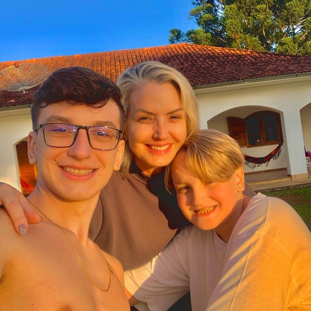 Alessandra Scatena com os filhos Ennico e Estéfano (Foto: Reprodução/Instagram)