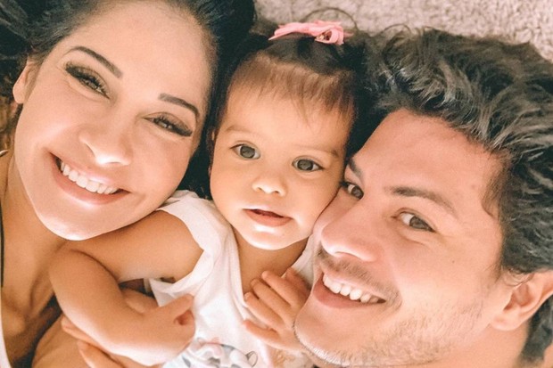 Mayra Cardi e Arthur Aguiar com a filha, Sophia (Foto: Reprodução/Instagram)