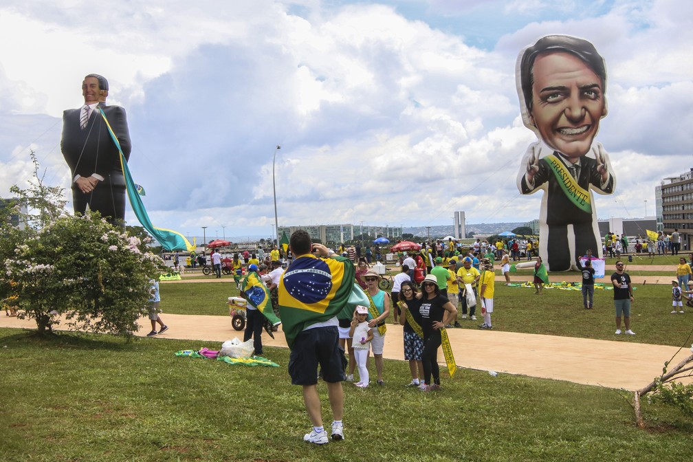 Apoiadores do presidente eleito Jair Bolsonaro inflaram bonecos em área da Esplanada do Ministérios para acompanhar a cerimônia de posse — Foto: Wilson Dias/Agência Brasil