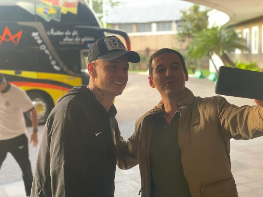 Com poucas pessoas presentes Corinthians chega a Porto Alegre para jogo contra o Inter