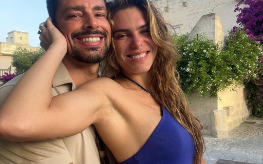 Cauã Reymond posta agarradinho em Mariana Goldfarb: "Em casa"