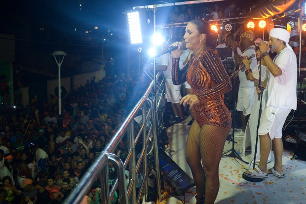 Ivete Sangalo puxa trio em aniversário de Salvador (Foto: Andre Muzell/Brazil News)