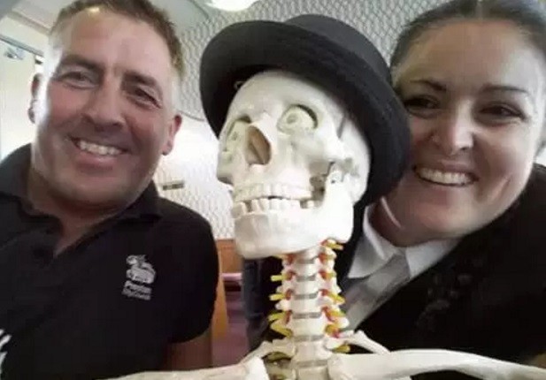 Funcionários posam com o 'convidado' para o funeral