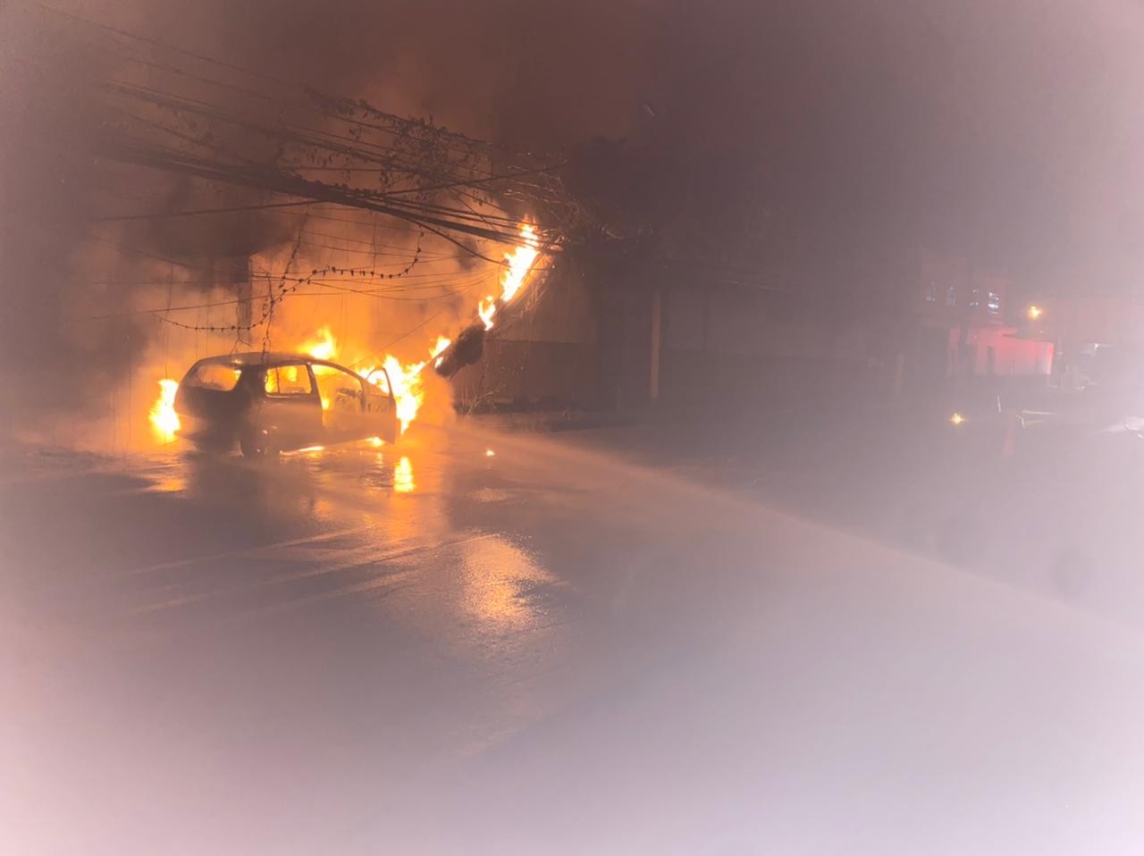 Motorista dorme ao volante, bate contra poste e provoca incêndio em Volta Redonda