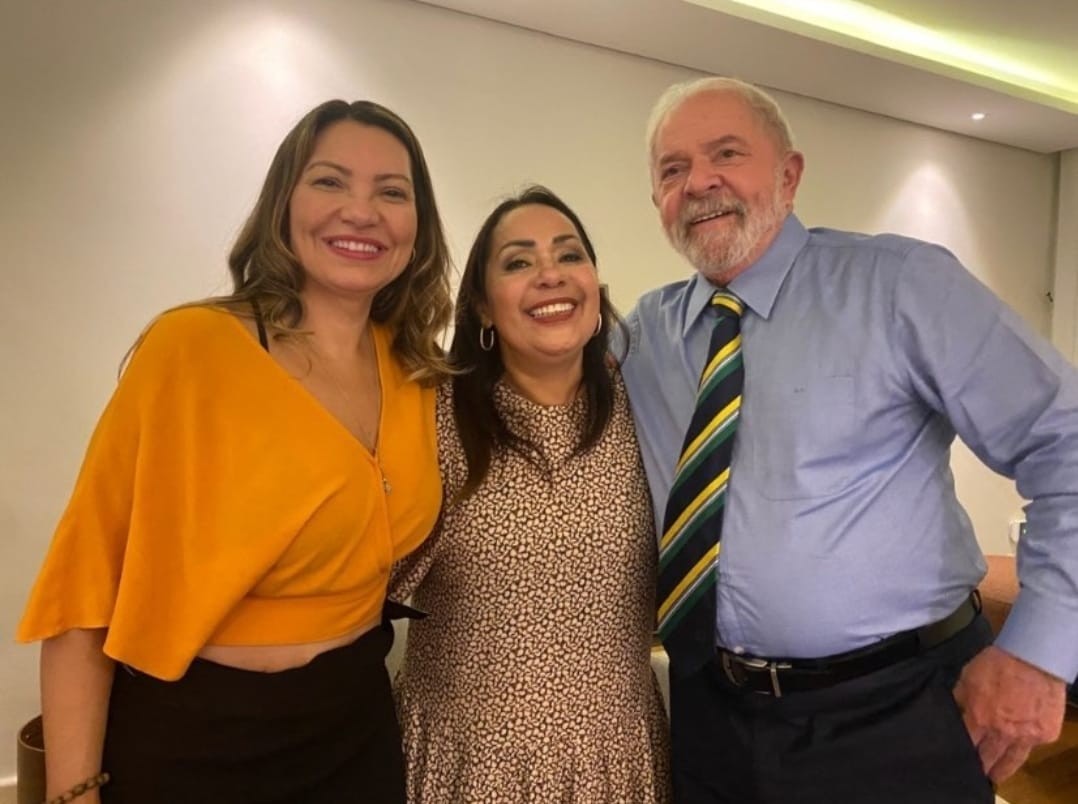 Jacira Santana posa ao lado de Janja Silva (à esquerda) e Lula (à direita) (Foto: Reprodução/Instagram)